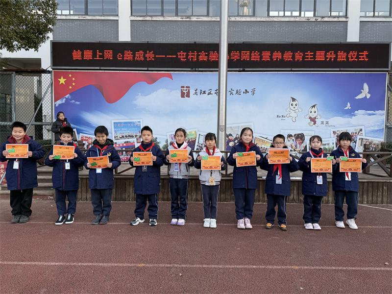 颁奖.jpg 颁奖.jpg